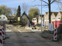 907915 Gezicht op de aanleg van een waterberging bij de Idenburghof te Utrecht, vanaf de Schermerhornstraat.